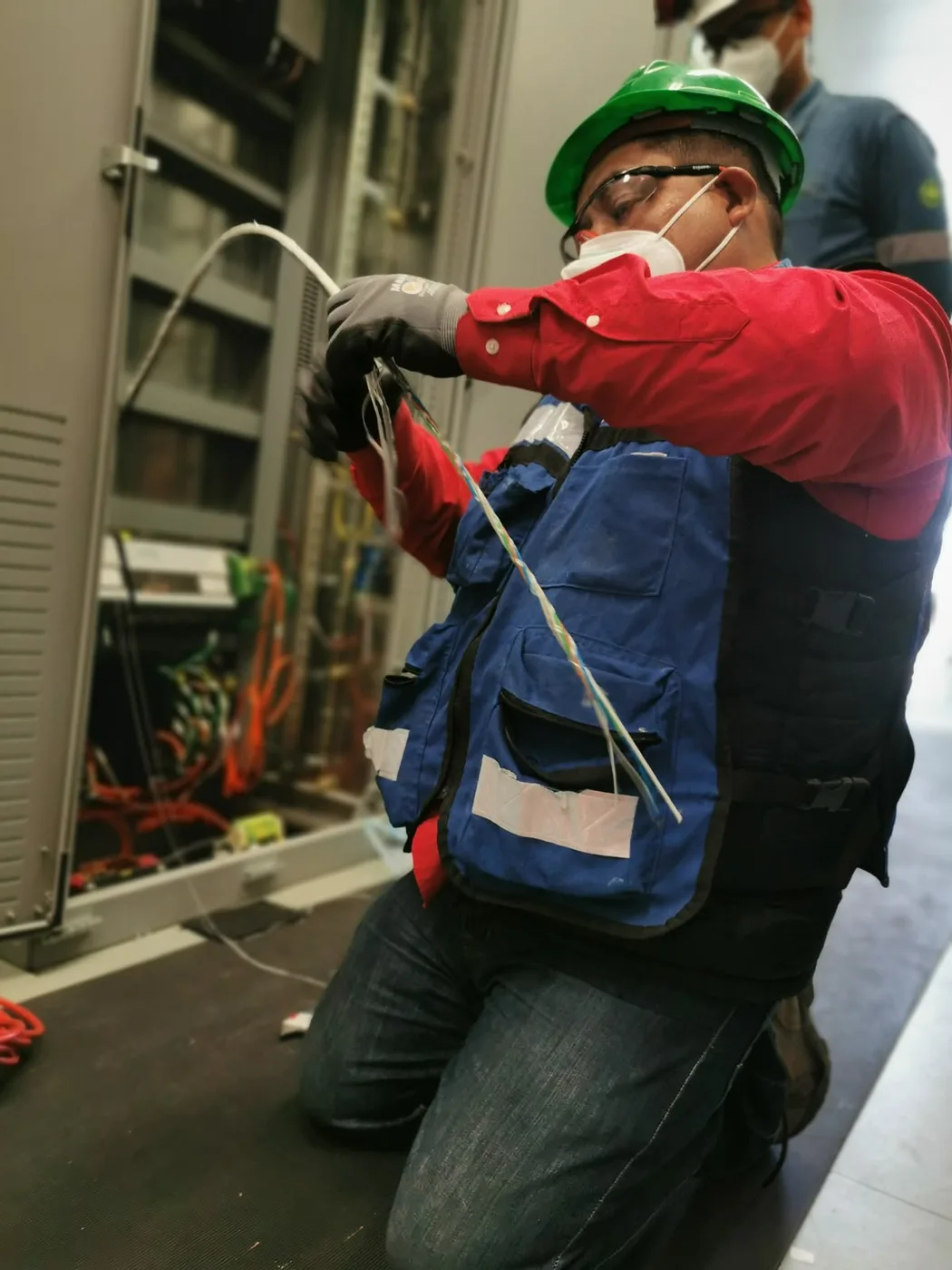 Técnico de VERSON Automation cableando red industrial en gabinete de control