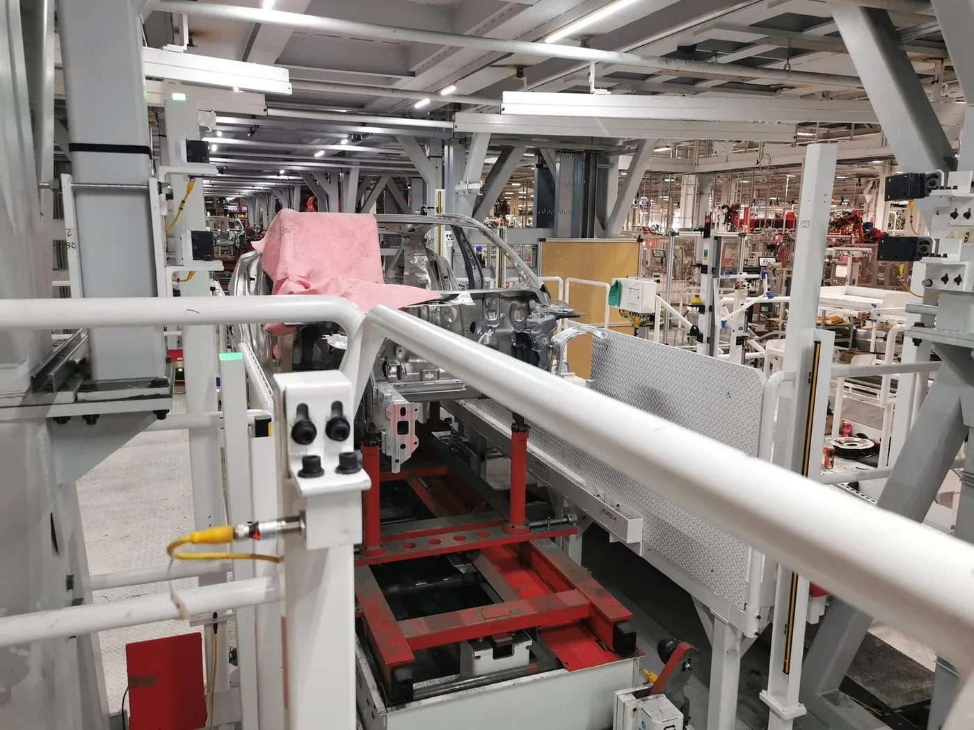 Celda robotizada en planta automotriz durante puesta en marcha
