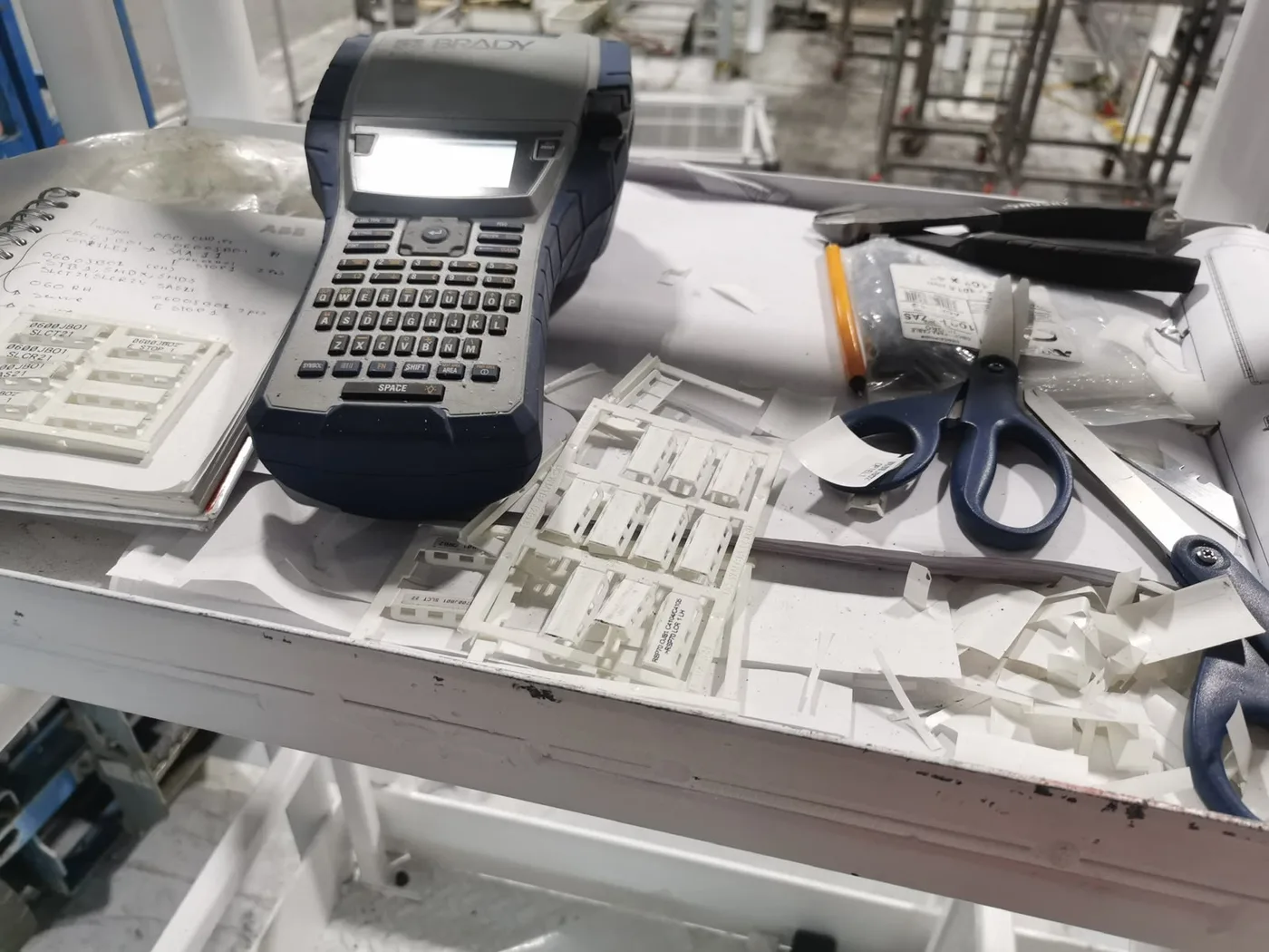 Herramientas de etiquetado para identificación de cableado en tablero de control